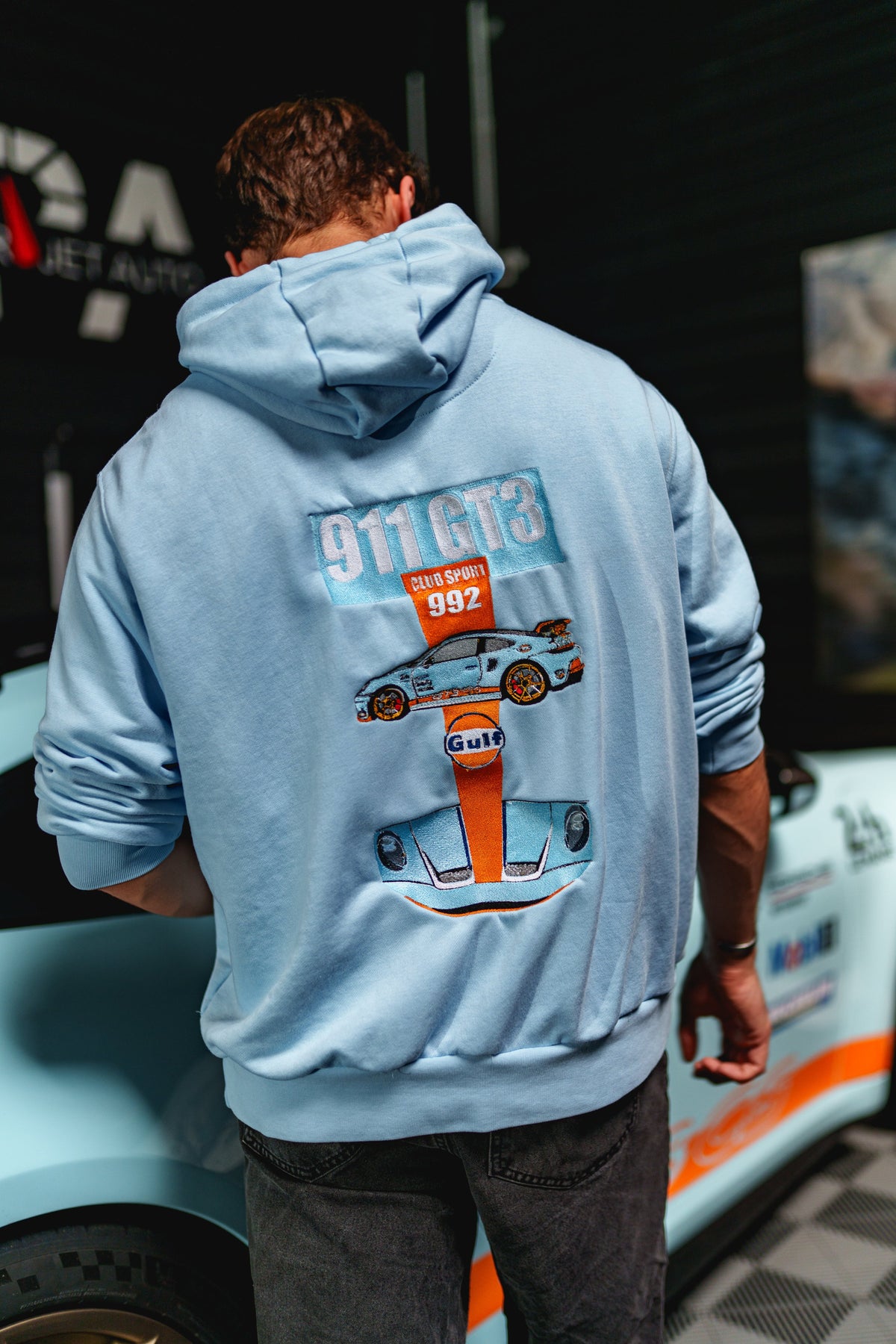Sweat à capuche artistique brodé sur mesure. Transformez votre idée en une création unique réalisée artisanalement après étude personnalisée de votre projet.