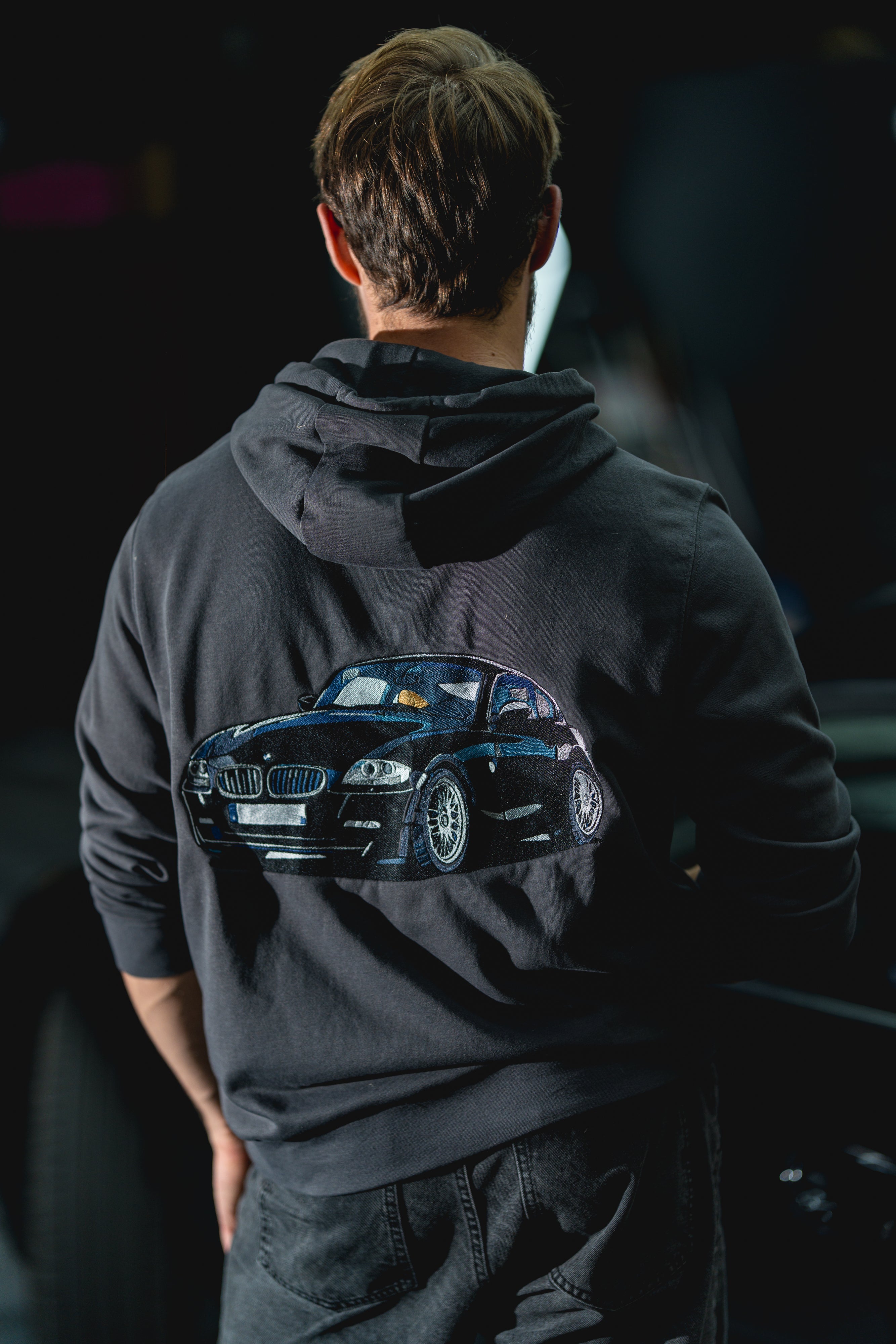 Affichez votre passion automobile avec un sweat à capuche entièrement personnalisé à l’image de votre véhicule. À partir de votre photo, je réalise une broderie grand format dans le dos pour créer une pièce unique, détaillée et pleine de caractère.