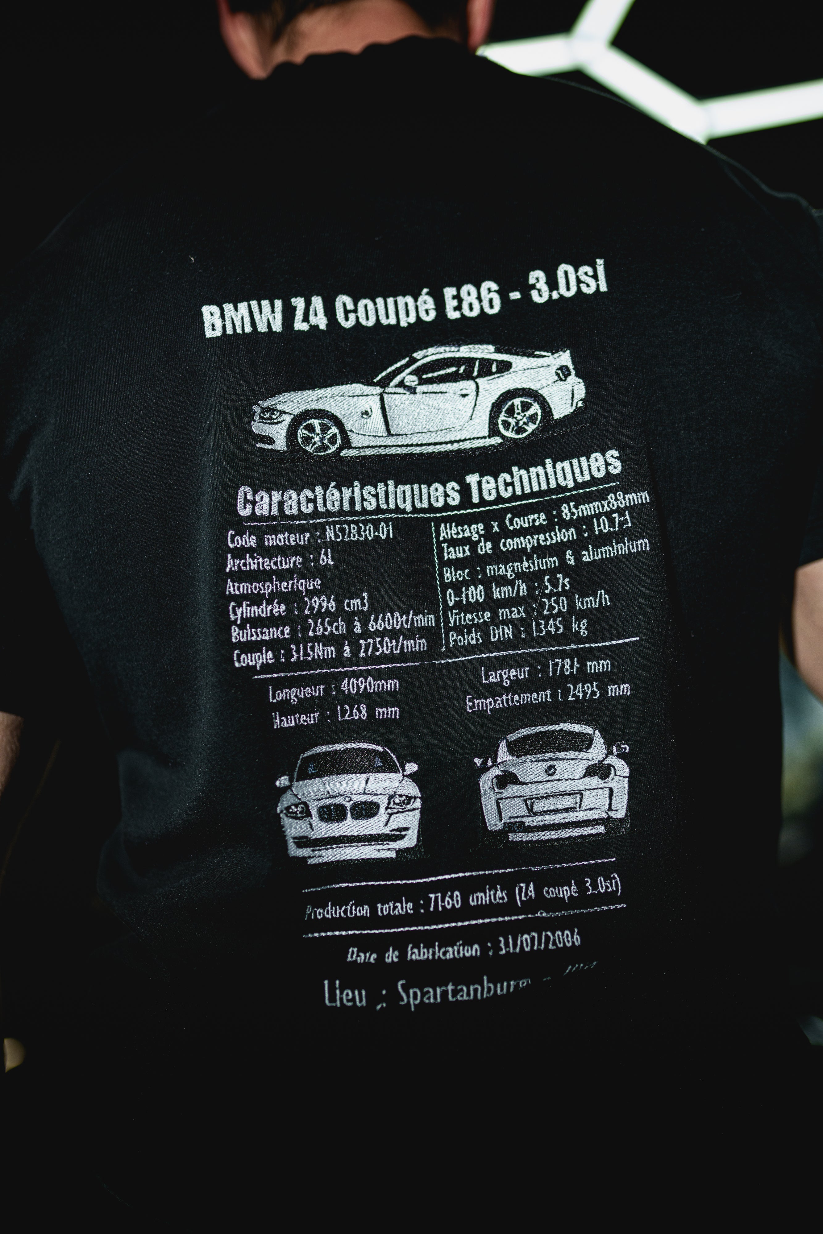 T-shirt personnalisé style “fiche technique”. À partir de votre véhicule, je crée un design unique regroupant les caractéristiques techniques, illustrations et détails emblématiques de votre voiture pour un rendu inspiré des fiches constructeur.