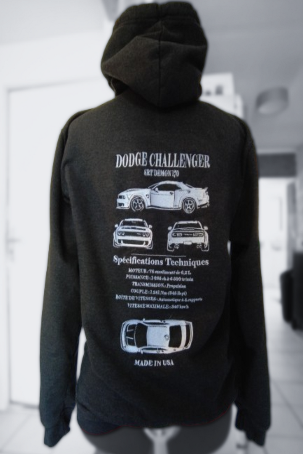Affichez votre passion automobile autrement avec un sweat personnalisé style “fiche technique”. À partir de votre véhicule, je crée un design unique regroupant les caractéristiques techniques, illustrations et détails emblématiques de votre voiture pour un rendu inspiré des fiches constructeur.