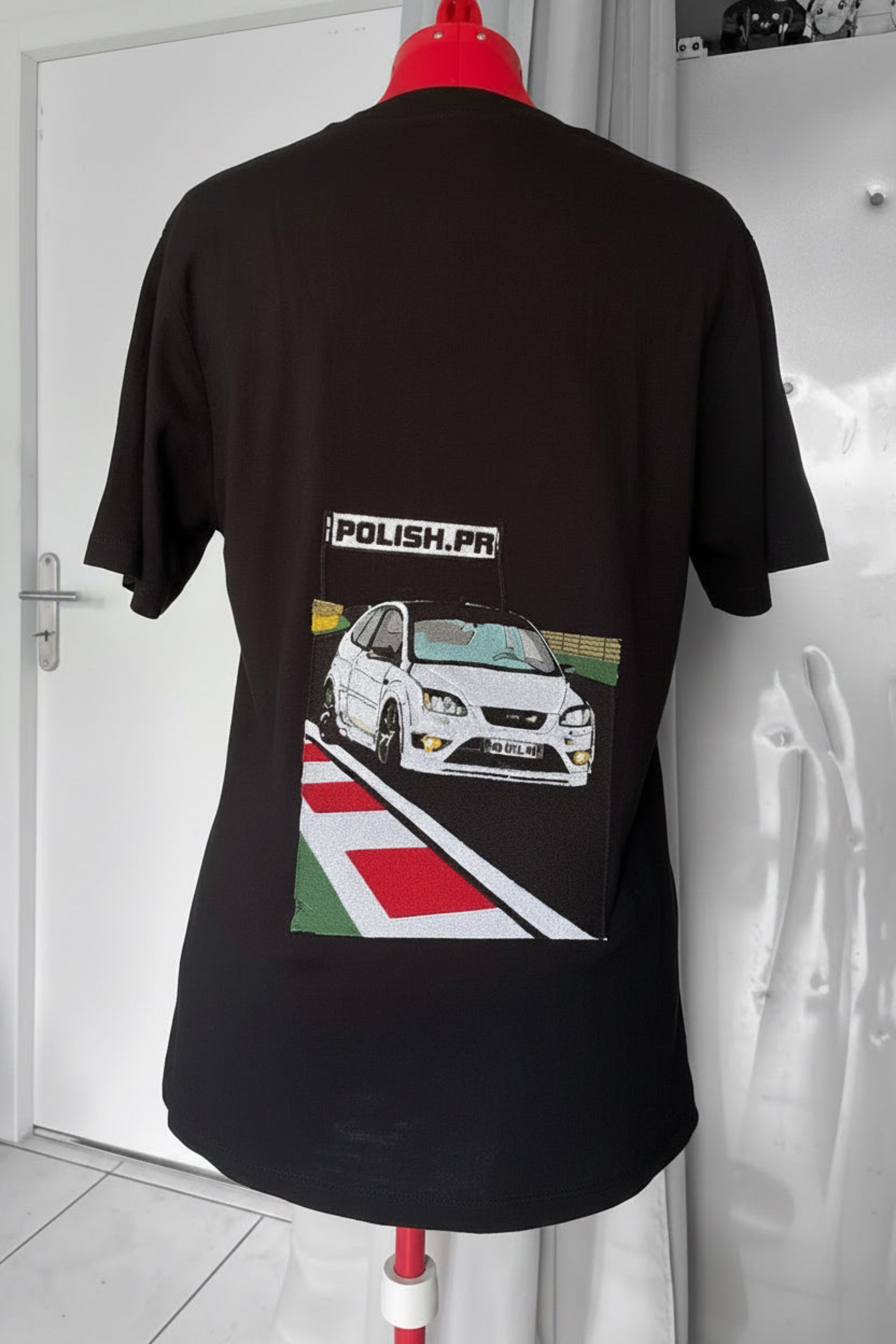 Le T-shirt Artistique est une création entièrement personnalisée, conçue à partir de votre projet, de votre photo ou de votre idée. Chaque broderie est réalisée sur mesure après étude approfondie afin de garantir un résultat unique et fidèle à vos attentes.