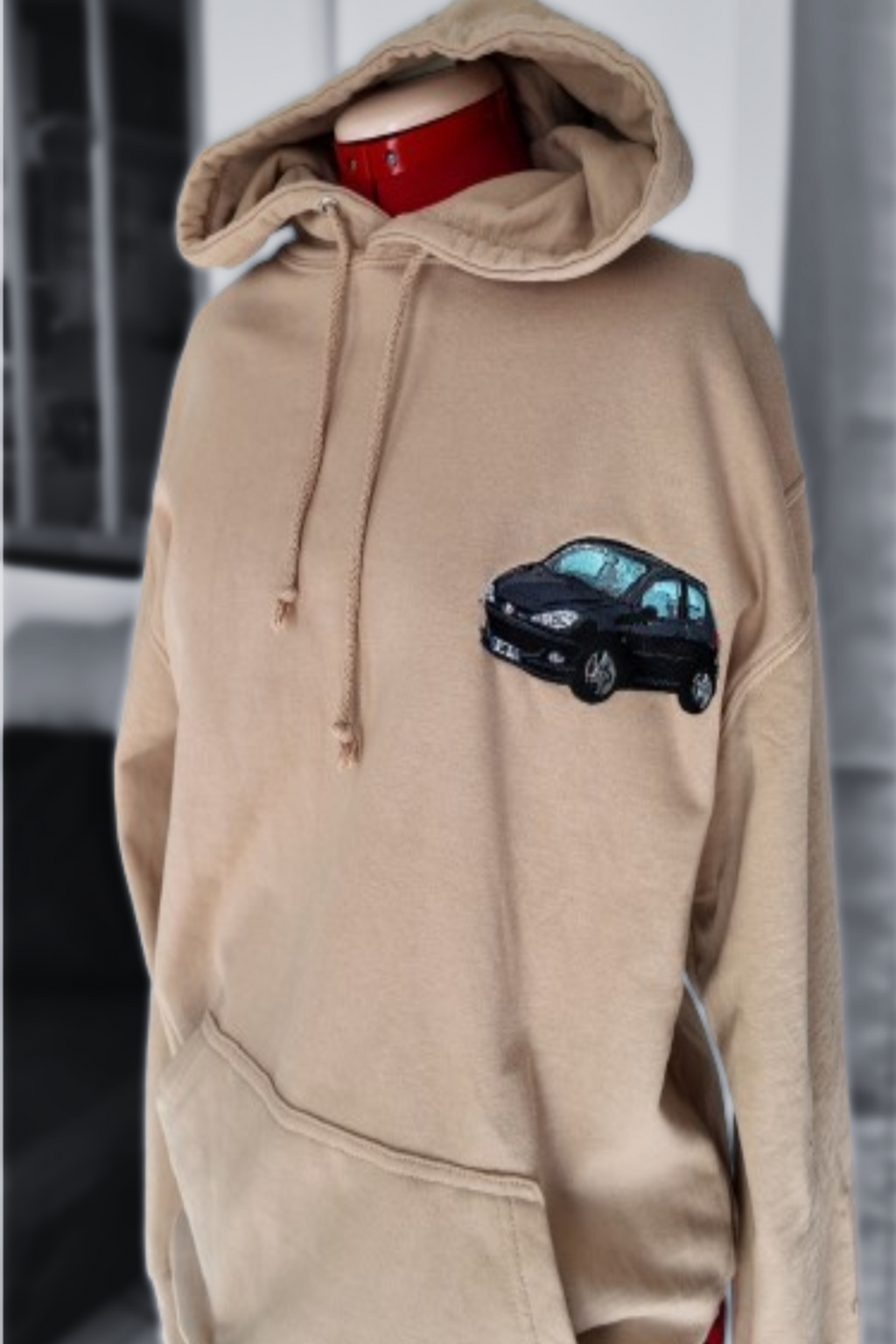 Portez votre voiture préférée au quotidien grâce à une broderie personnalisée discrète et élégante, réalisée au niveau du cœur.