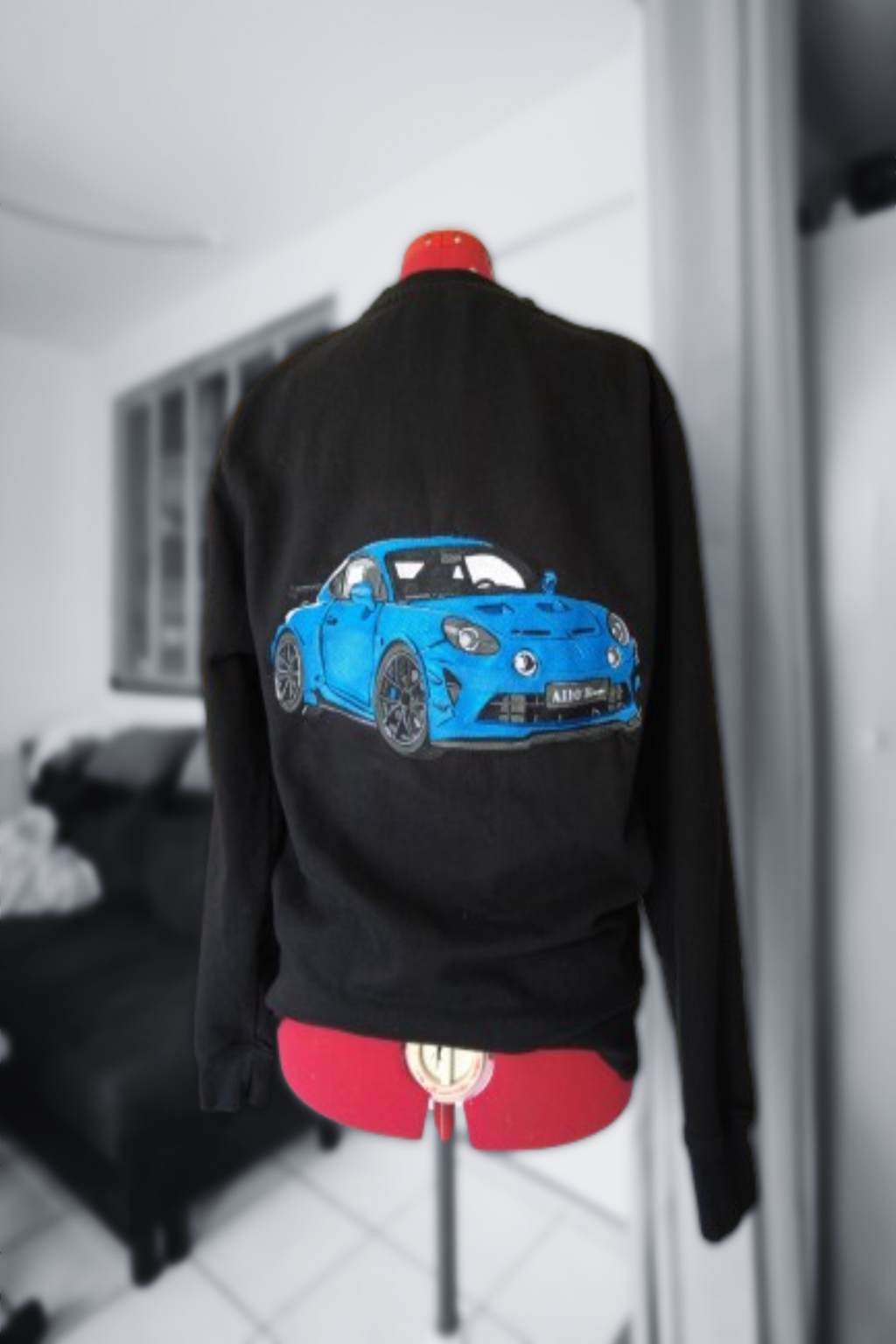Affichez pleinement votre passion automobile avec un pull personnalisé brodé à l’image de votre véhicule. À partir de votre photo, je réalise une broderie grand format détaillée pour mettre en valeur les lignes et le caractère unique de votre voiture.