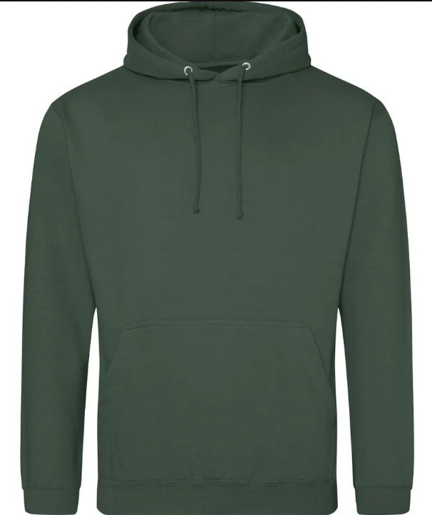 Sweat à capuche couleur Bottle Green personnalisé avec broderie sur mesure. Créez une pièce unique à votre image grâce à notre savoir-faire artisanal et nos finitions de qualité.

