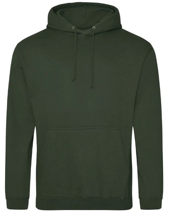Sweat à Capuche couleur Forrest Green personnalisé avec broderie sur mesure. Créez une pièce unique à votre image grâce à notre savoir-faire artisanal et nos finitions de qualité.
