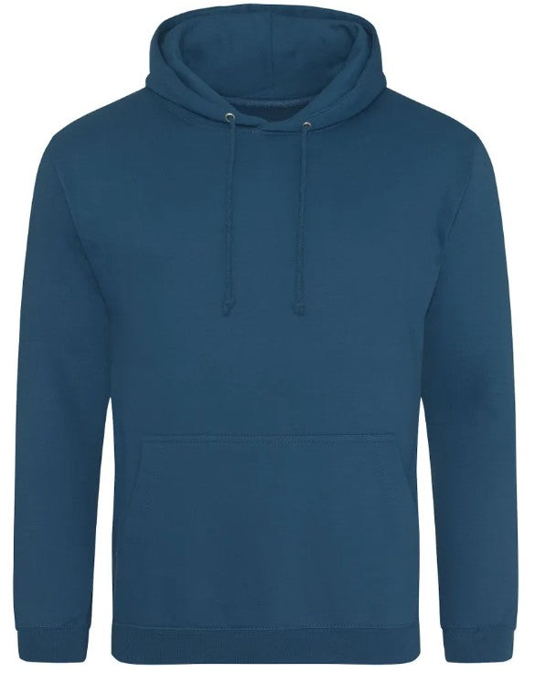 Sweat à Capuche couleur Deep Sea Blue personnalisé avec broderie sur mesure. Créez une pièce unique à votre image grâce à notre savoir-faire artisanal et nos finitions de qualité.
