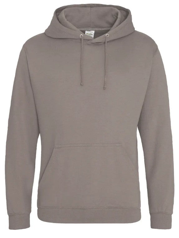 Sweat à Capuche couleur Mocha Brown personnalisé avec broderie sur mesure. Créez une pièce unique à votre image grâce à notre savoir-faire artisanal et nos finitions de qualité.
