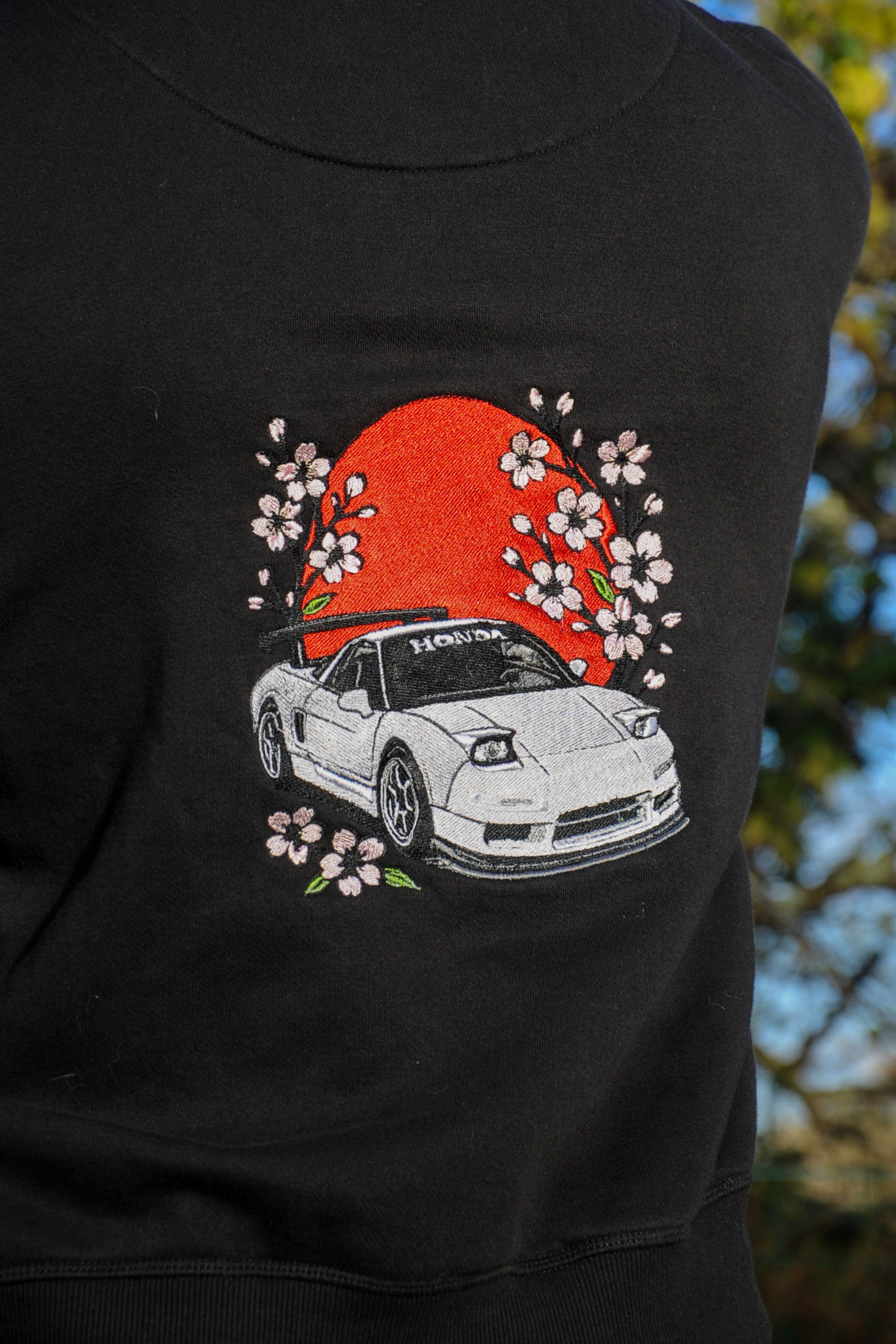 Pull Artistique personnalisé brodé sur mesure. Transformez votre idée en une création unique réalisée à la main. Chaque projet fait l'objet d'une étude personnalisée.