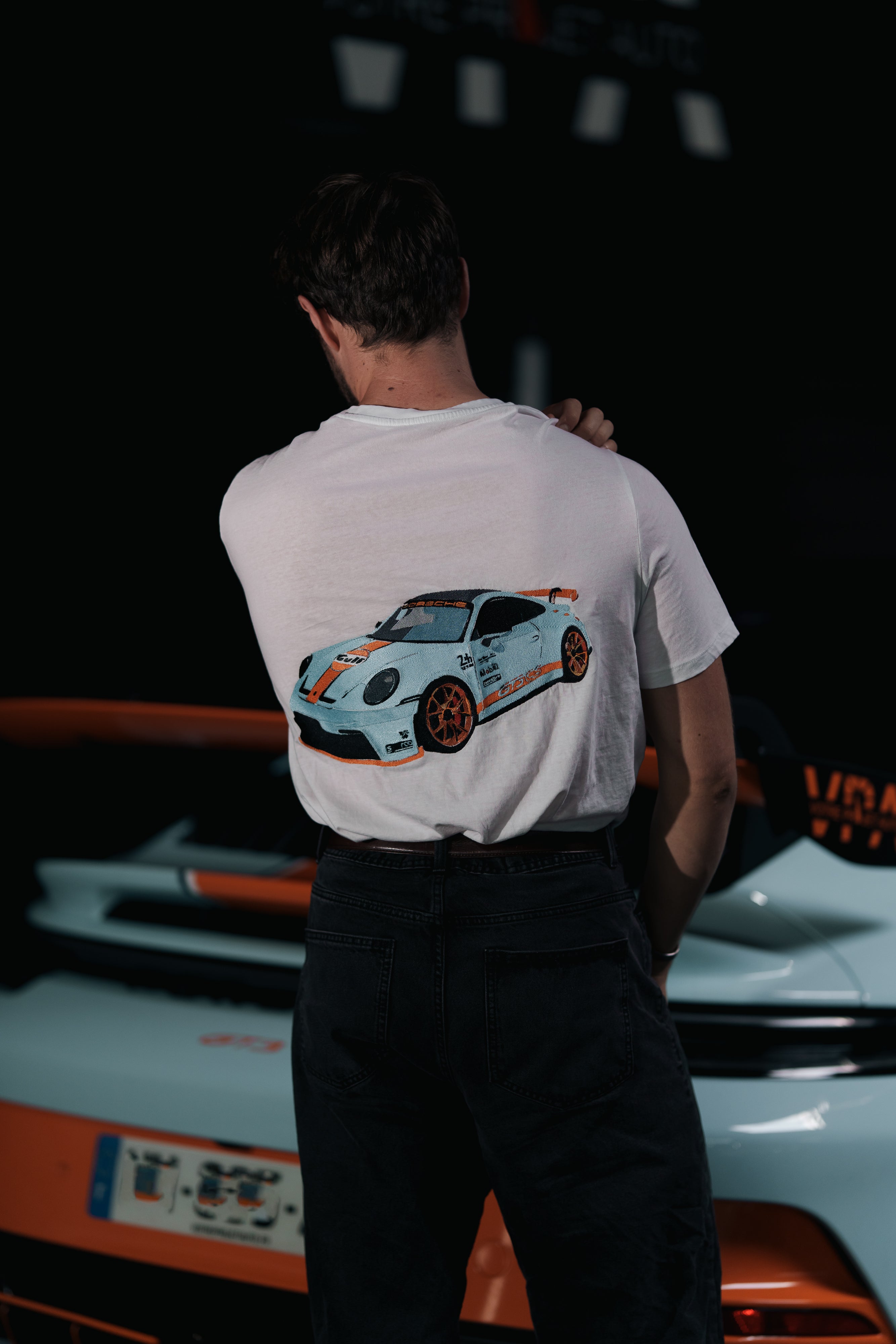 Transformez votre véhicule en une création textile unique grâce à un t-shirt personnalisé avec broderie grand format. À partir de votre photo, je réalise un design détaillé et travaillé pour mettre en valeur les lignes et l’identité de votre voiture.