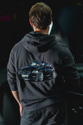 Affichez votre passion automobile avec un sweat à capuche entièrement personnalisé à l’image de votre véhicule. À partir de votre photo, je réalise une broderie grand format dans le dos pour créer une pièce unique, détaillée et pleine de caractère.