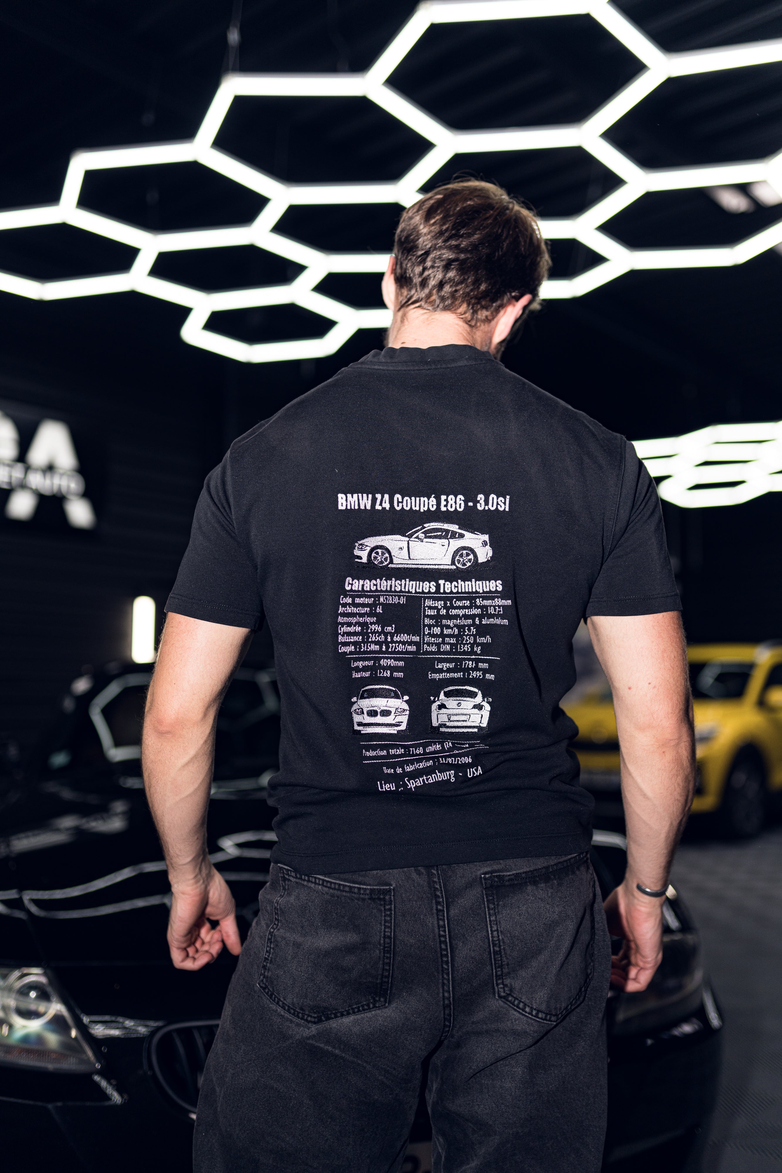 Affichez votre passion automobile autrement avec un t-shirt personnalisé style “fiche technique”. À partir de votre véhicule, je crée un design unique regroupant les caractéristiques techniques, illustrations et détails emblématiques de votre voiture pour un rendu inspiré des fiches constructeur.