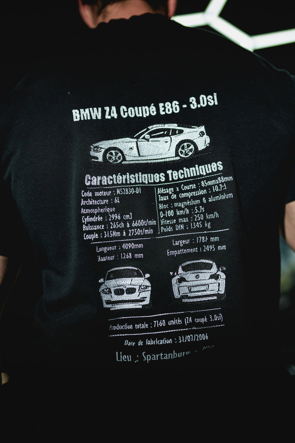 T-shirt personnalisé style “fiche technique”. À partir de votre véhicule, je crée un design unique regroupant les caractéristiques techniques, illustrations et détails emblématiques de votre voiture pour un rendu inspiré des fiches constructeur.