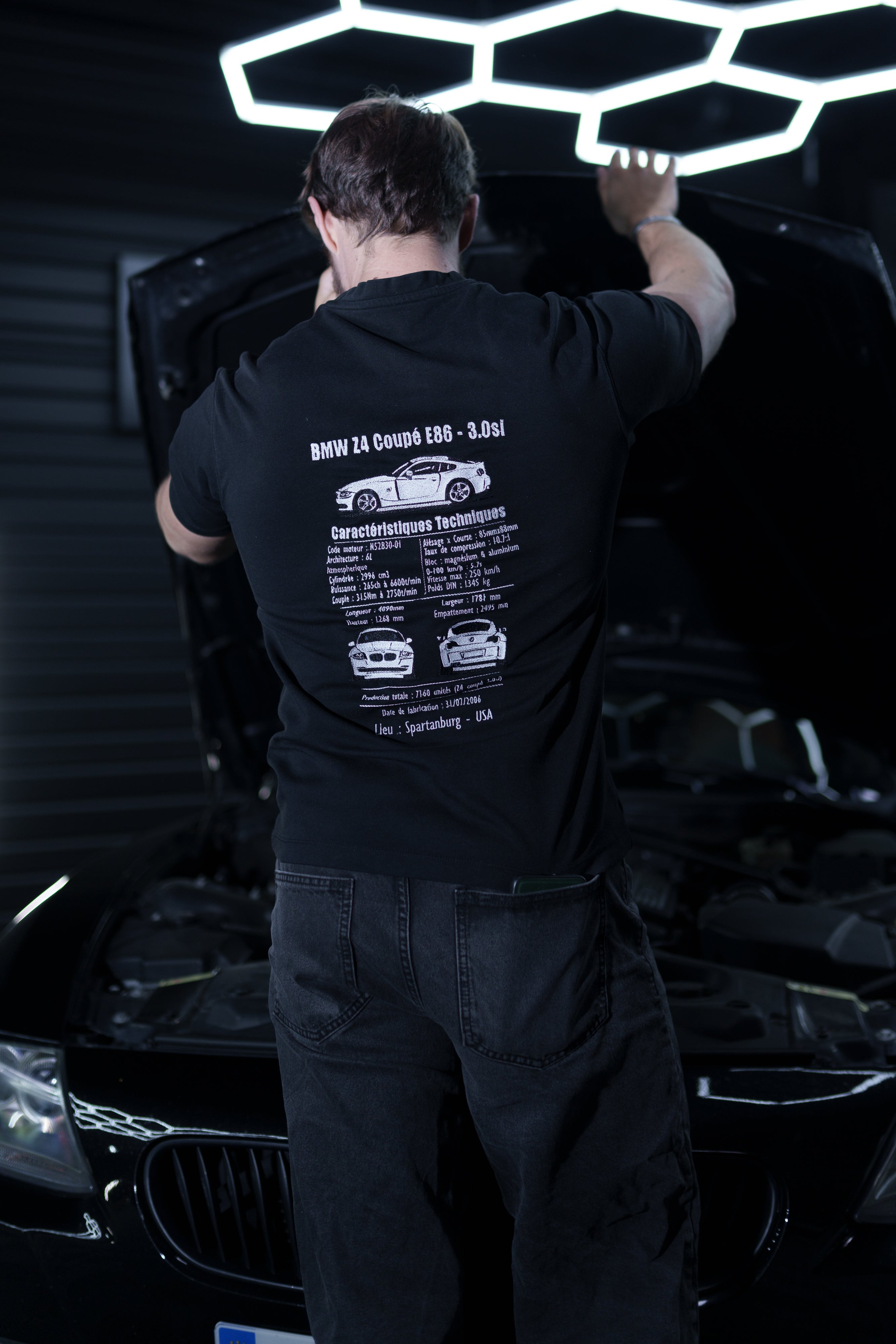 Affichez votre passion automobile autrement avec un t-shirt personnalisé style “fiche technique”. À partir de votre véhicule, je crée un design unique regroupant les caractéristiques techniques, illustrations et détails emblématiques de votre voiture pour un rendu inspiré des fiches constructeur.