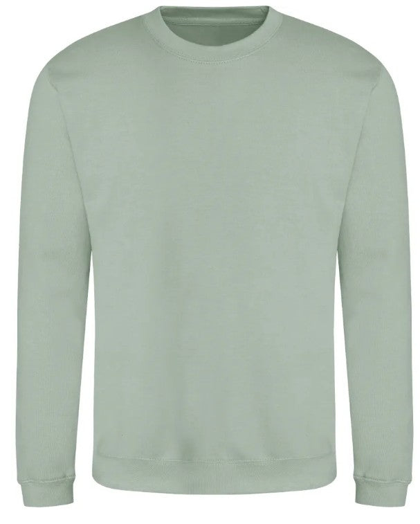 Pull couleur Dusty Green personnalisé avec broderie sur mesure. Créez une pièce unique à votre image grâce à notre savoir-faire artisanal et nos finitions de qualité.