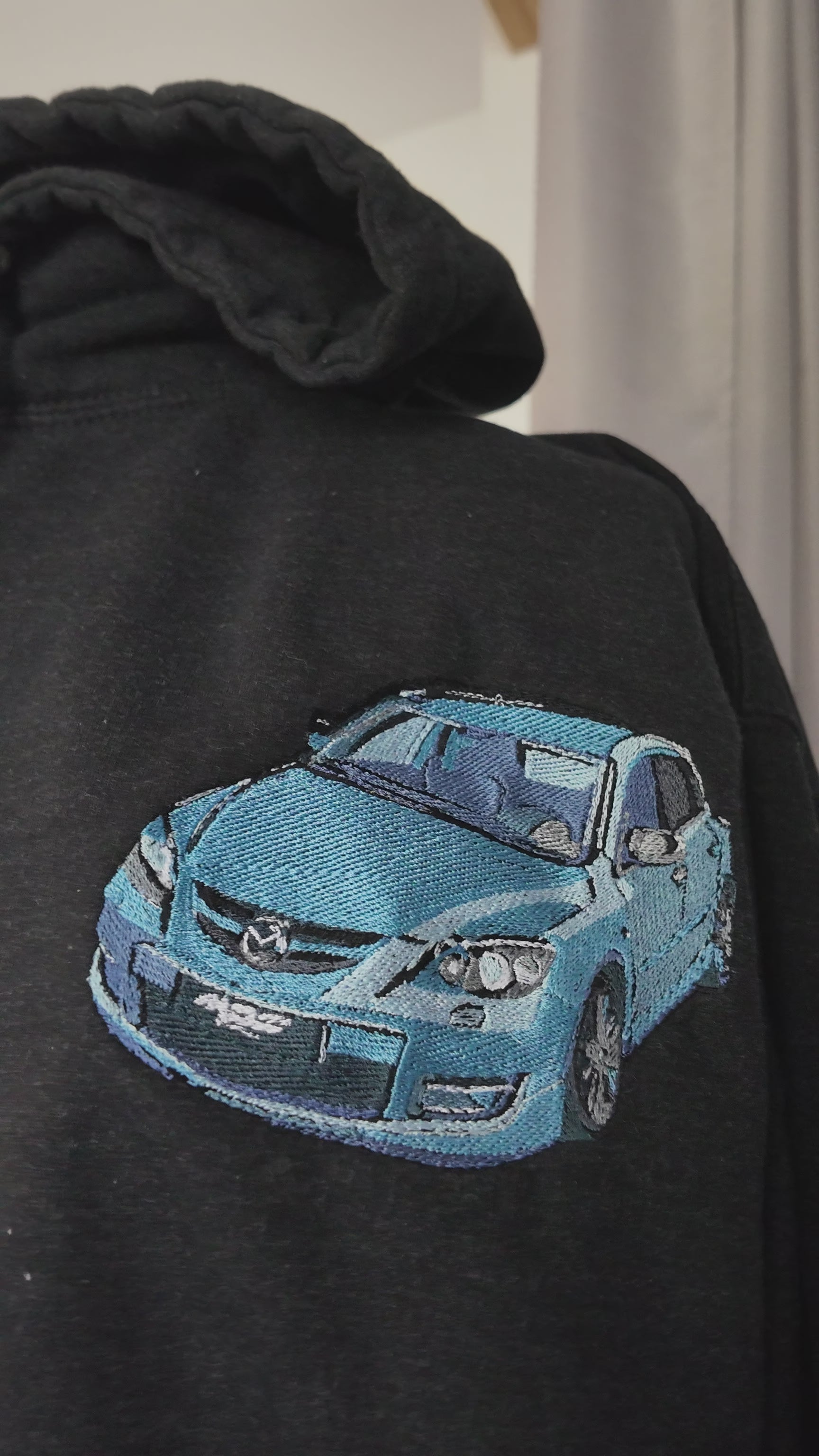 Portez votre voiture préférée au quotidien grâce à une broderie personnalisée discrète et élégante, réalisée au niveau du cœur.