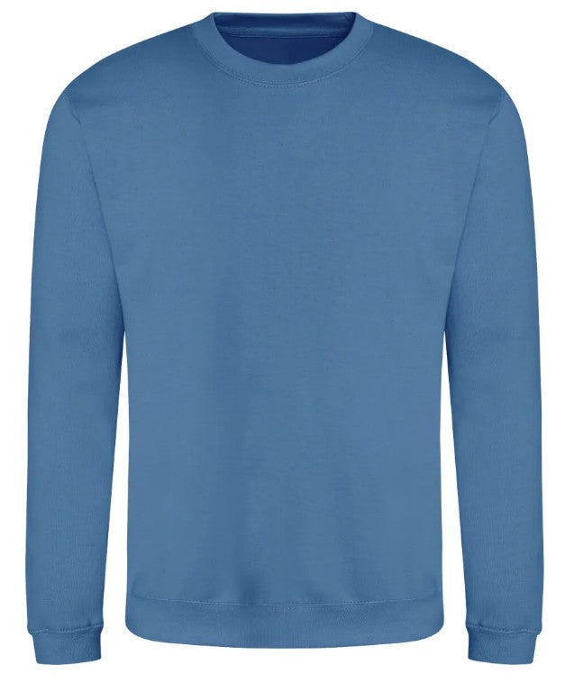 Pull couleur Sapphire Blue personnalisé avec broderie sur mesure. Créez une pièce unique à votre image grâce à notre savoir-faire artisanal et nos finitions de qualité.