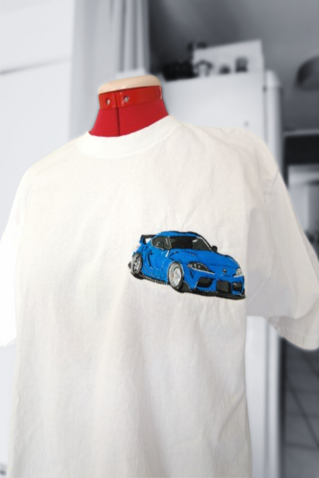 Affichez votre passion automobile avec un t-shirt personnalisé brodé à l’image de votre voiture. Chaque création est réalisée à partir de votre photo afin de créer une broderie minimaliste en petit format, positionnée côté cœur pour un rendu discret et intemporel.