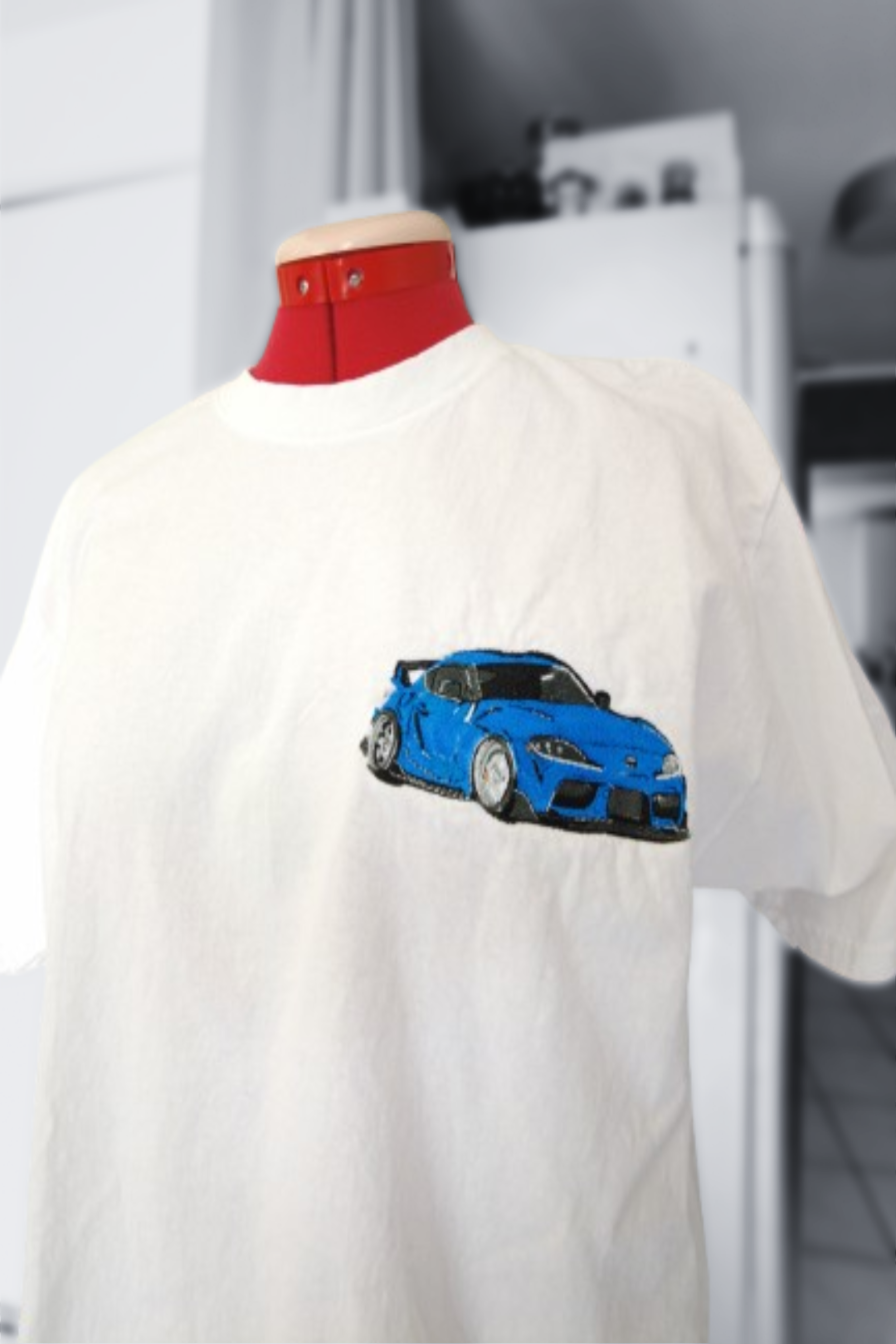 Affichez votre passion automobile avec un t-shirt personnalisé brodé à l’image de votre voiture. Chaque création est réalisée à partir de votre photo afin de créer une broderie minimaliste en petit format, positionnée côté cœur pour un rendu discret et intemporel.